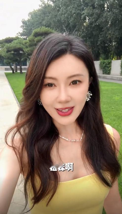 实在没有想到贾跃亭妻子甘薇气质如此出众，御姐范十足，丝毫不输明星啊！贾跃亭虽