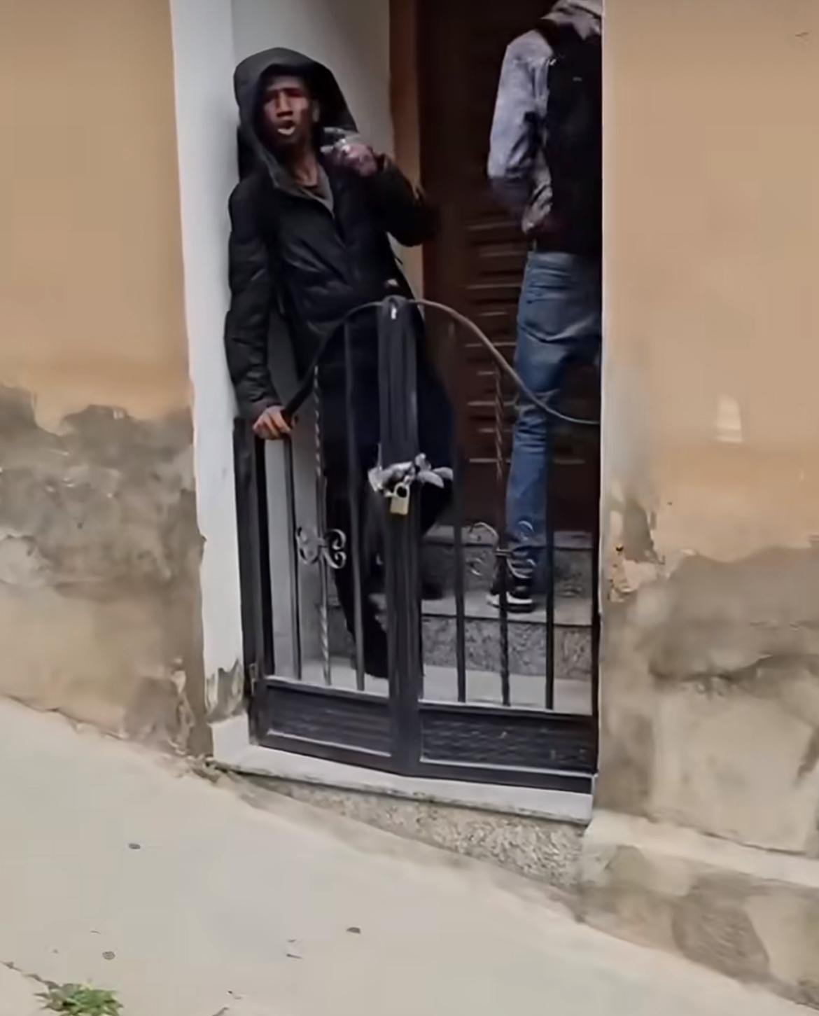 一名女子发现邻居的家门口有两个移民，他们正在开锁，由于邻居在外面度假，于是女子立