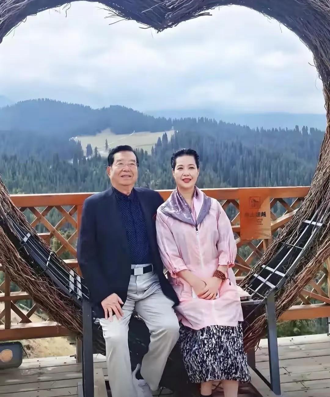 87岁的李双江，和爱人梦鸽，在新疆旅游时拍的一张合影。梦鸽看着真的很年轻，要