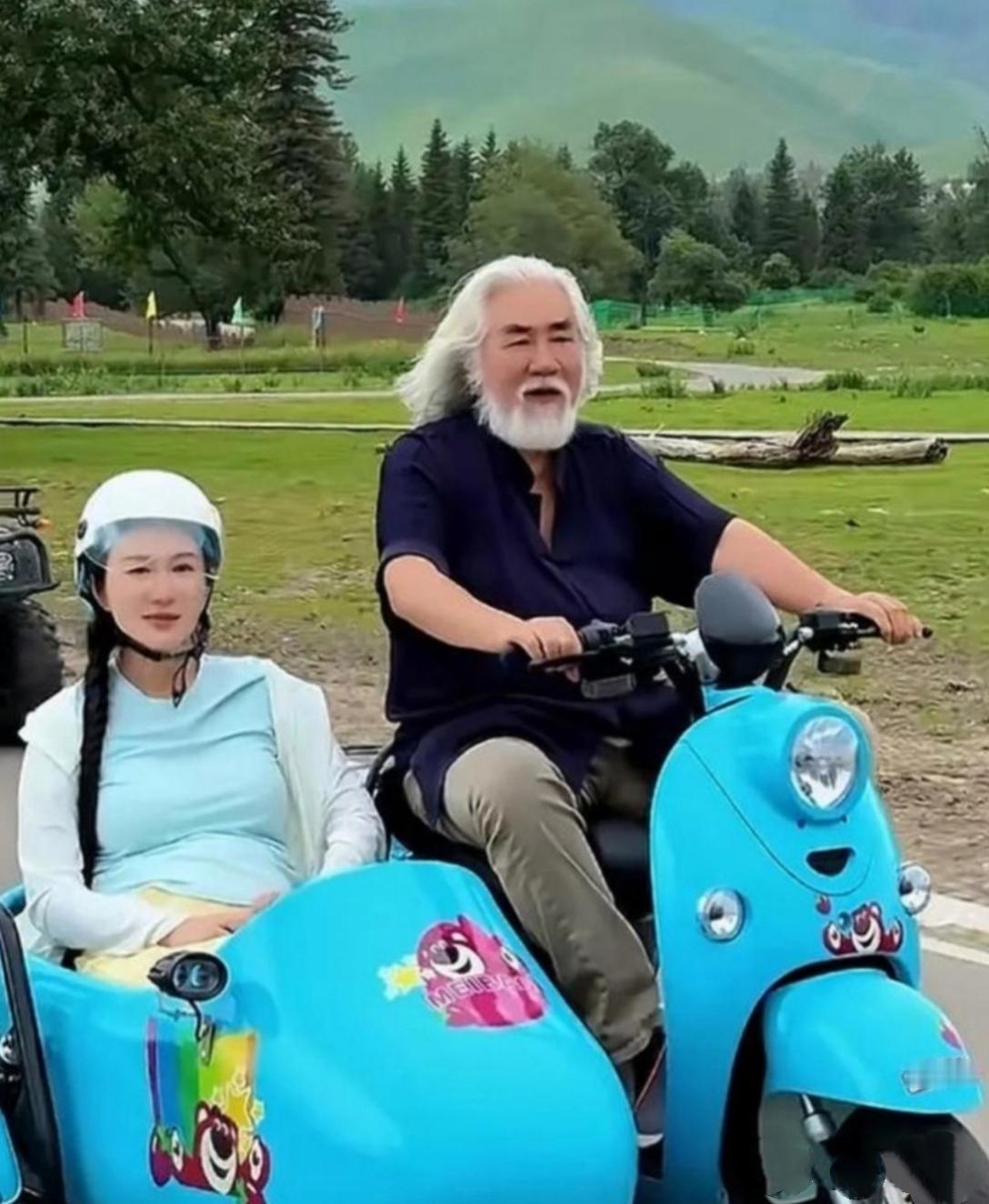哇塞，75岁的张纪中依旧身材魁梧，雄浑沉健，骑着摩托车银发飞扬的样子好青春呀；梳