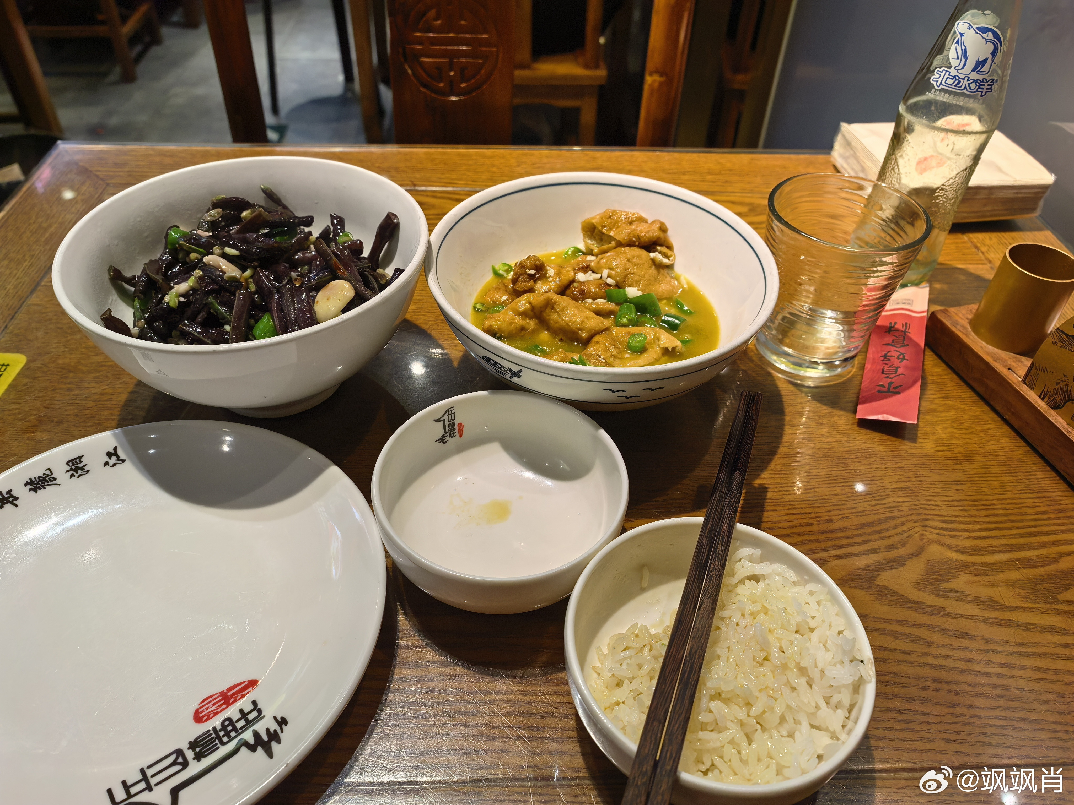 S-因为晚上要接娃下晚自习，所以家门口随便吃了个饭。等菜期间，听隔壁桌在那聊天。