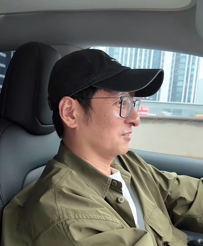 李维嘉这个鼻子好像假的一样！！！