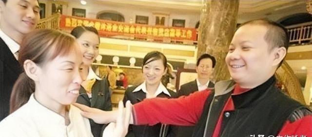 重庆一亿万富豪，曾花6000多万给员工们买房子，送员工十几辆保时捷，而等他破产后