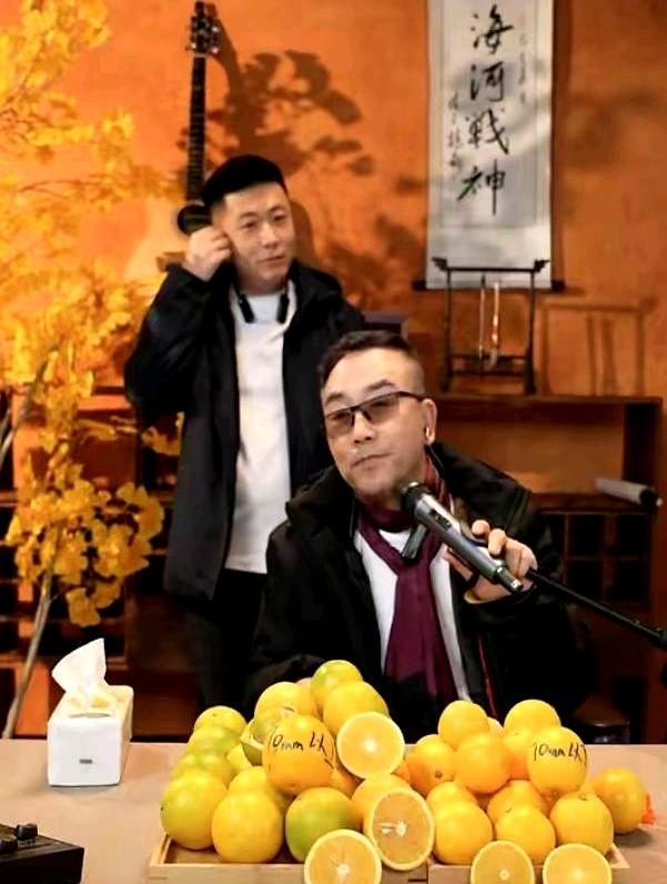 杨仪直播的时候，有粉丝问他你和赵本山谁有钱？杨仪支支吾吾半天，最后憋出句“虽然赵