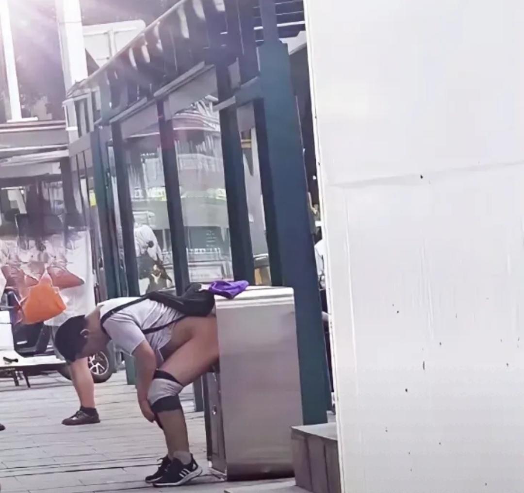 把屁股塞进垃圾桶已是最后的坚持[捂脸哭]我今年带孩子去日照玩，吃海星吃多了，感