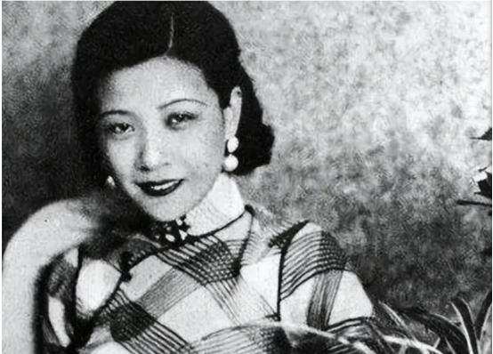 1925年，15岁的阮玲玉被张达民诱骗失了贞洁，被学校开除。只能和张达民草草结婚