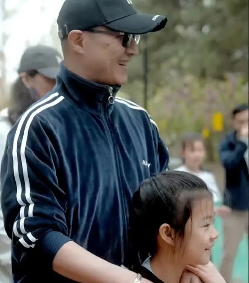 汪峰三个女儿，小女儿醒醒总在身边，怪不得偏爱呢？原来早有原因。大女儿小苹
