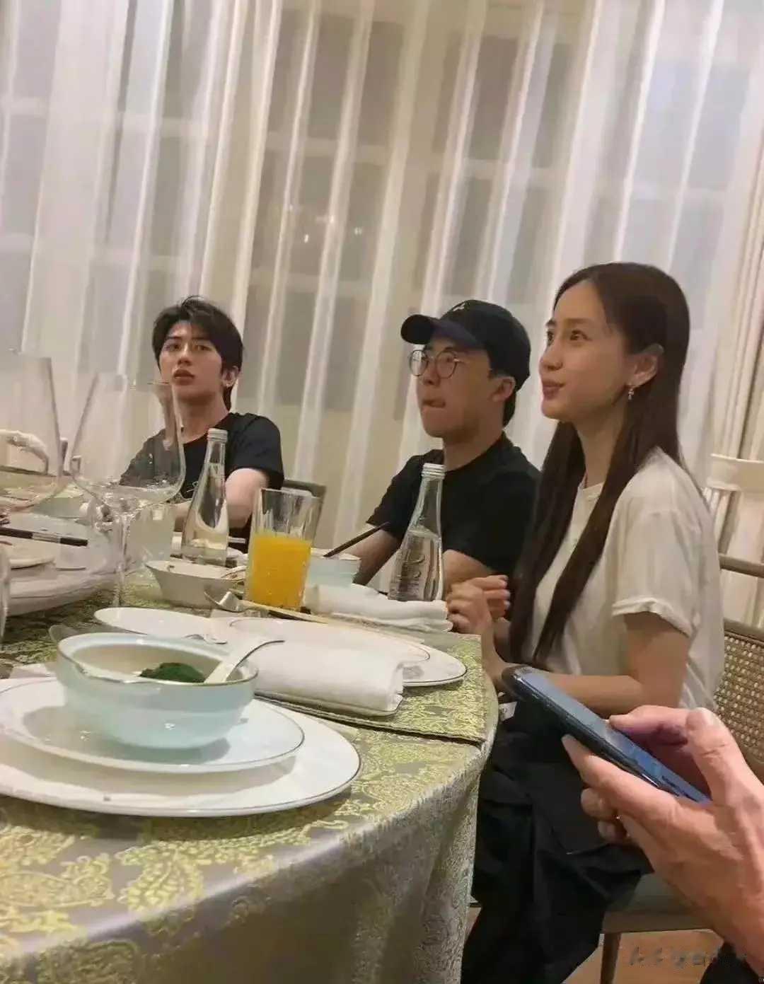 明星去参加饭局，原来都是素颜状态，不可思议！