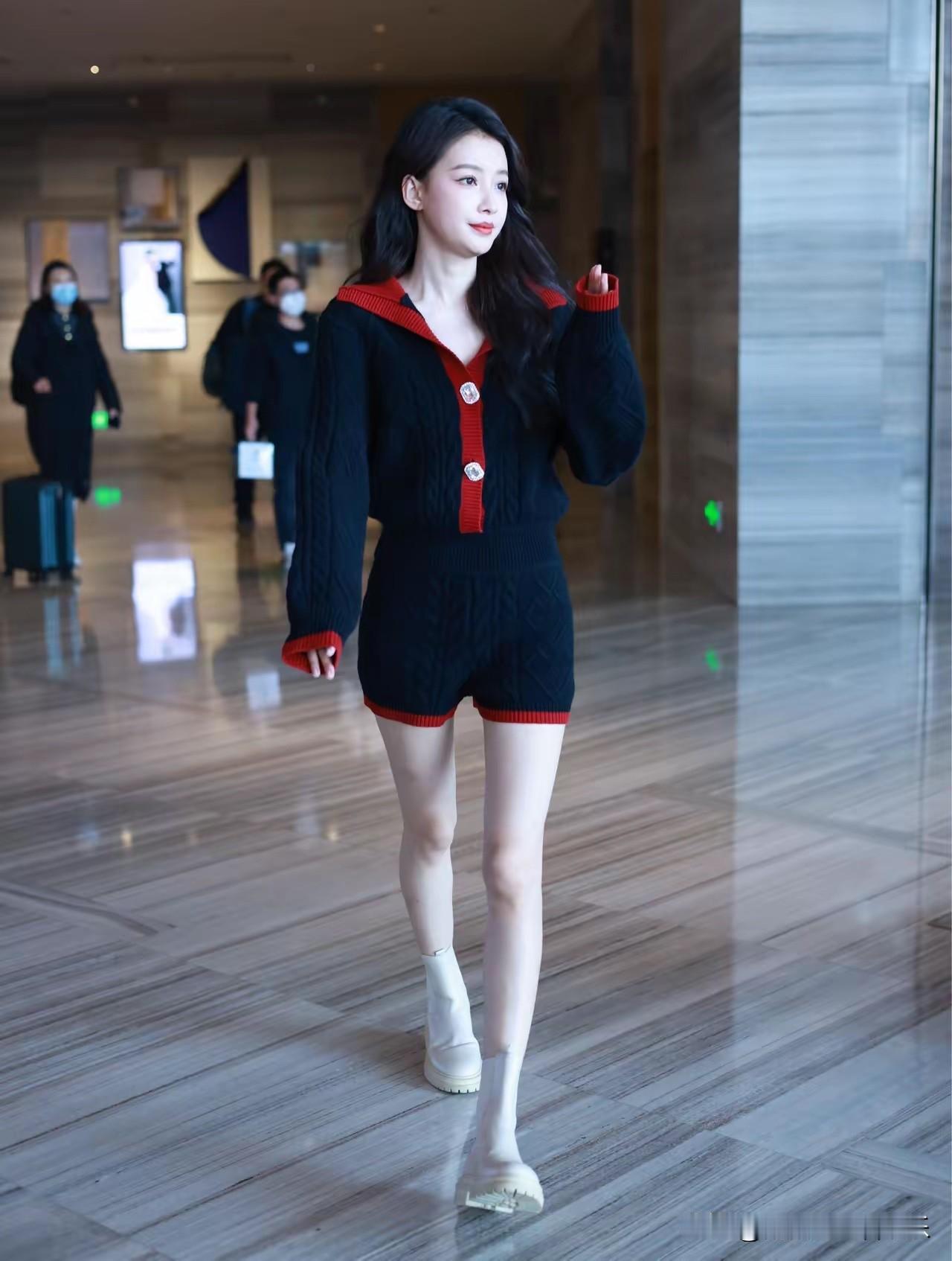 电视上看着一般般，真人比照片好看一百倍。