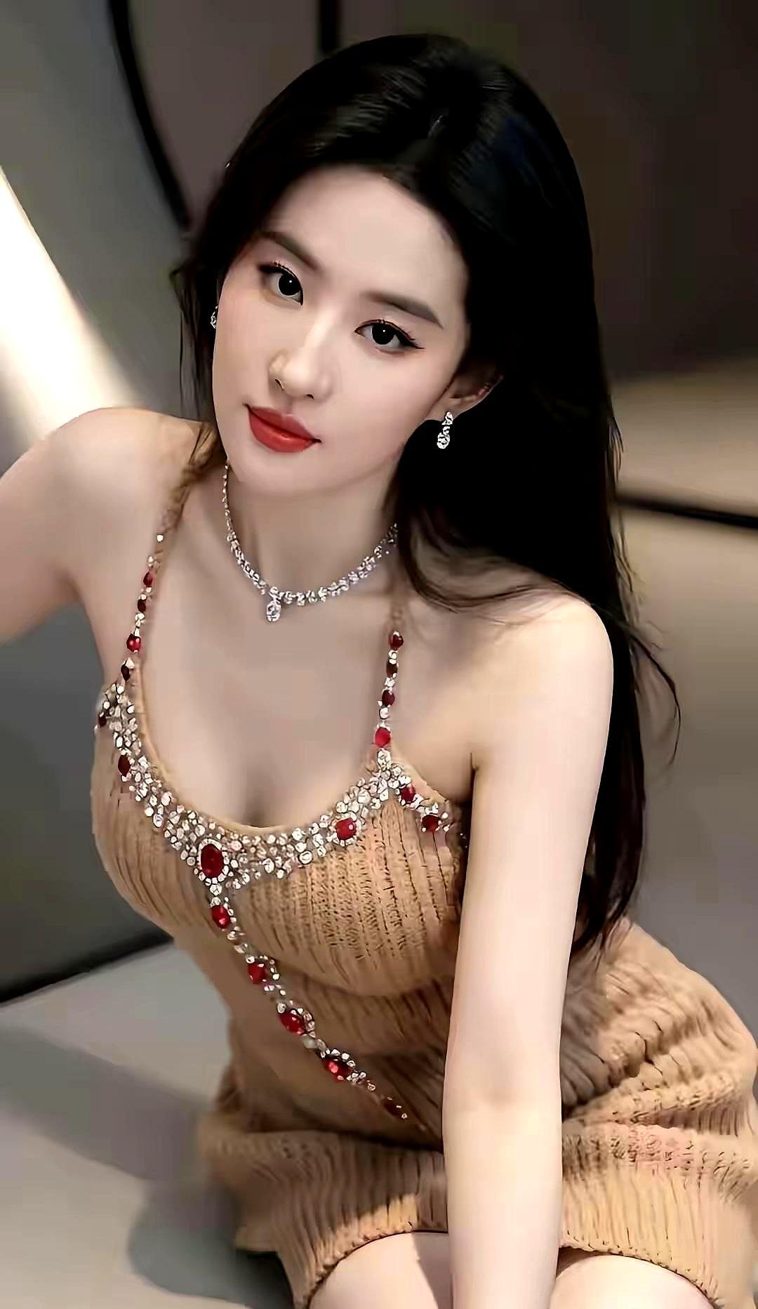 38岁，不结婚不生娃，两年不进组，刘亦菲凭什么还这么横？人家春节素颜穿着家