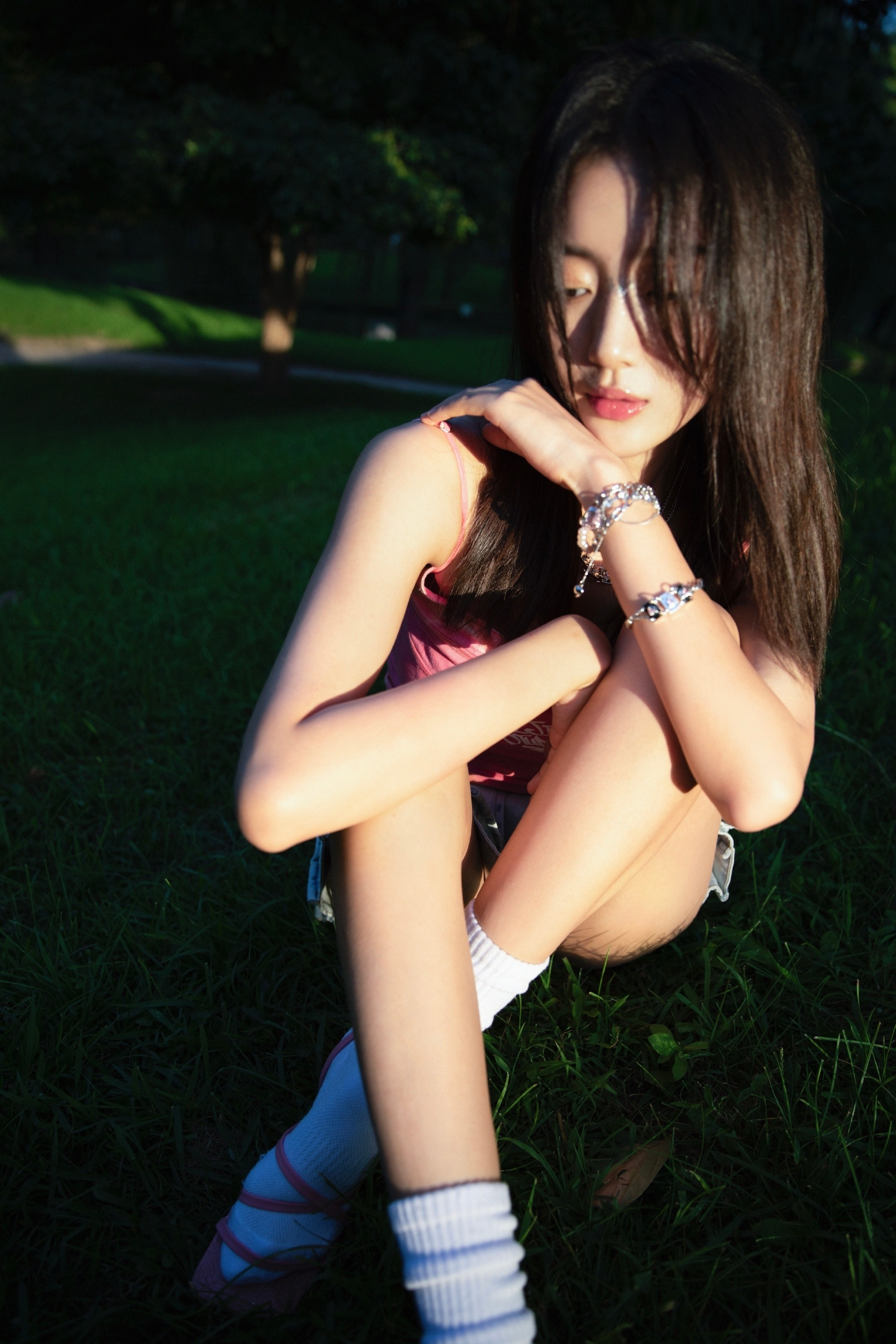 王梓薇，小白裙穿搭，大长腿好吸睛。王梓薇