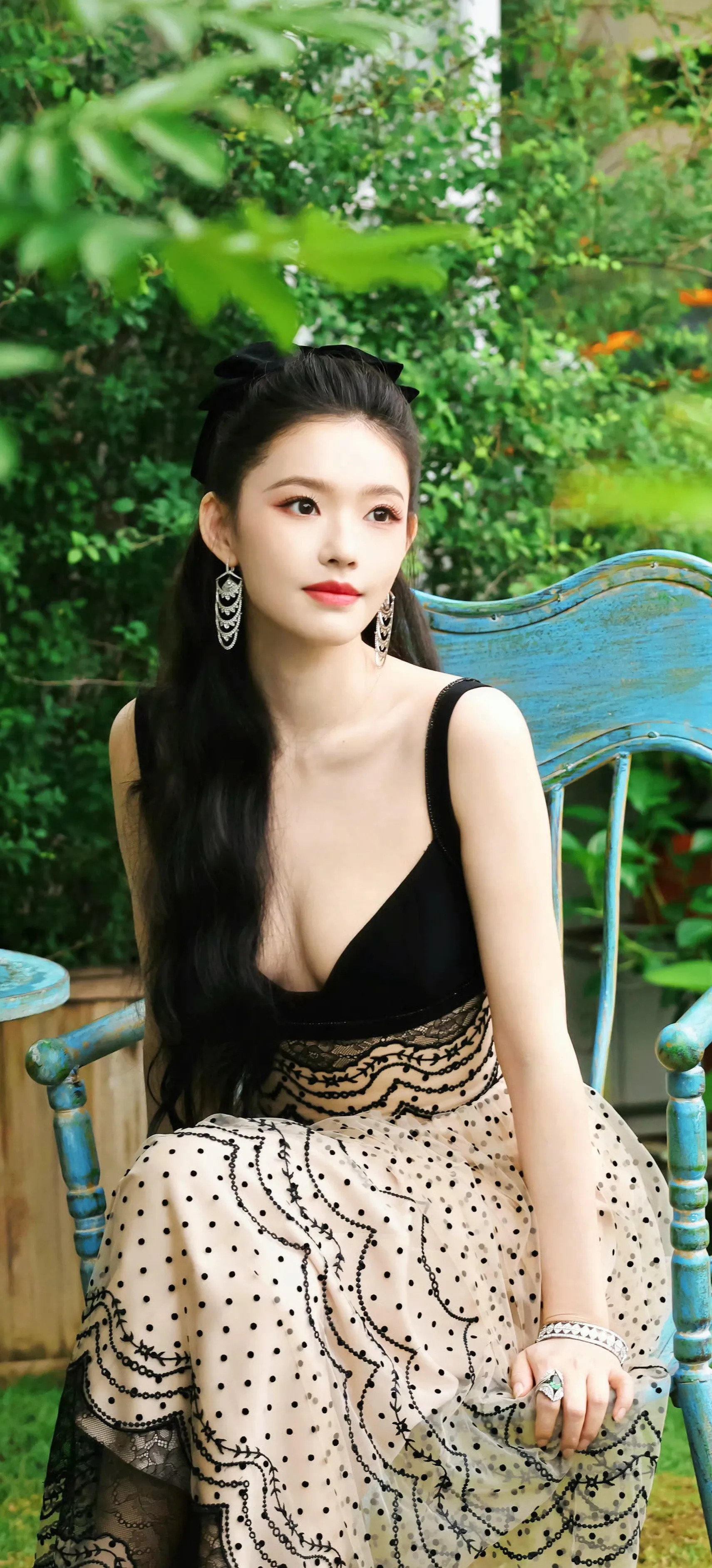 林允的迷人魅力展现小妖精般的风采。独特的气质和迷人的外貌令人陶醉，她展现出无比吸