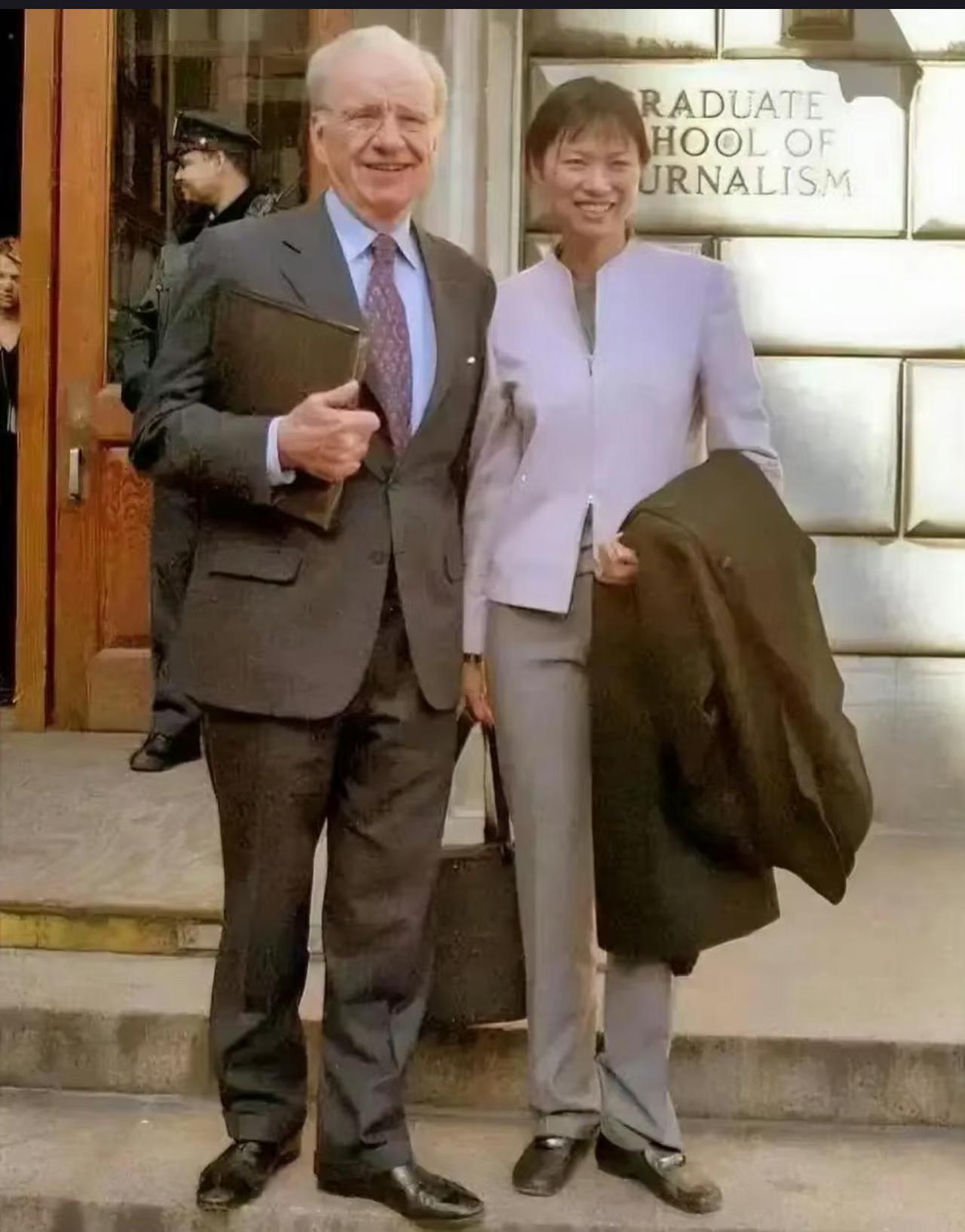 当年，刚刚结婚的默多克与邓文迪一同合影，此时的邓文迪和如今大不一样，给人一种老实