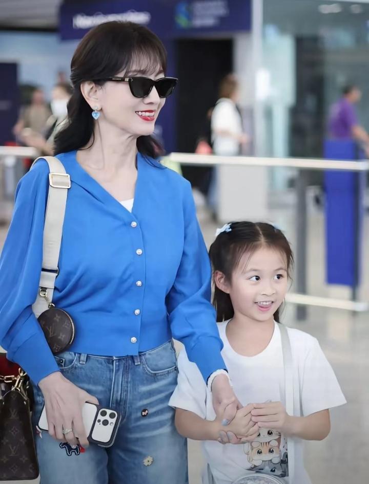 赵雅芝私下带孙女露面同框被拍，直接刷爆热搜！谁能信这是70+的奶奶，一身精致穿搭