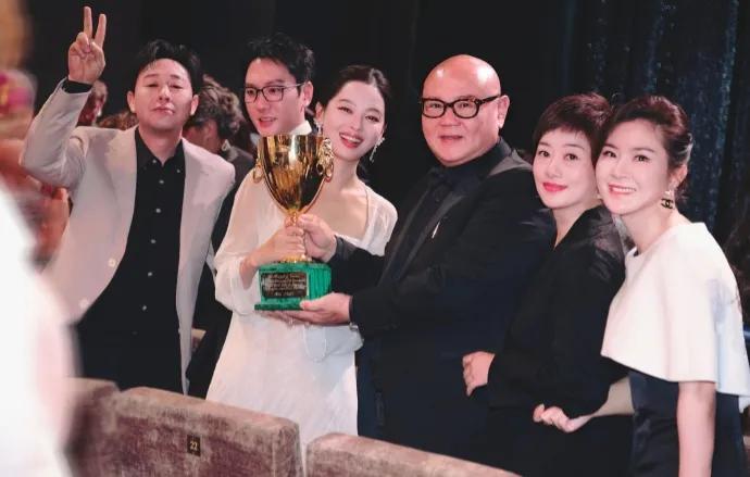 世界舞台上，中国女演员的惺惺相惜！9月7日，39岁女演员辛芷蕾勇夺威尼斯影后