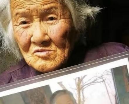 2002年，陕西一个村子要进行户口登记，60岁以上的老人下个月就可以拿老人金了，