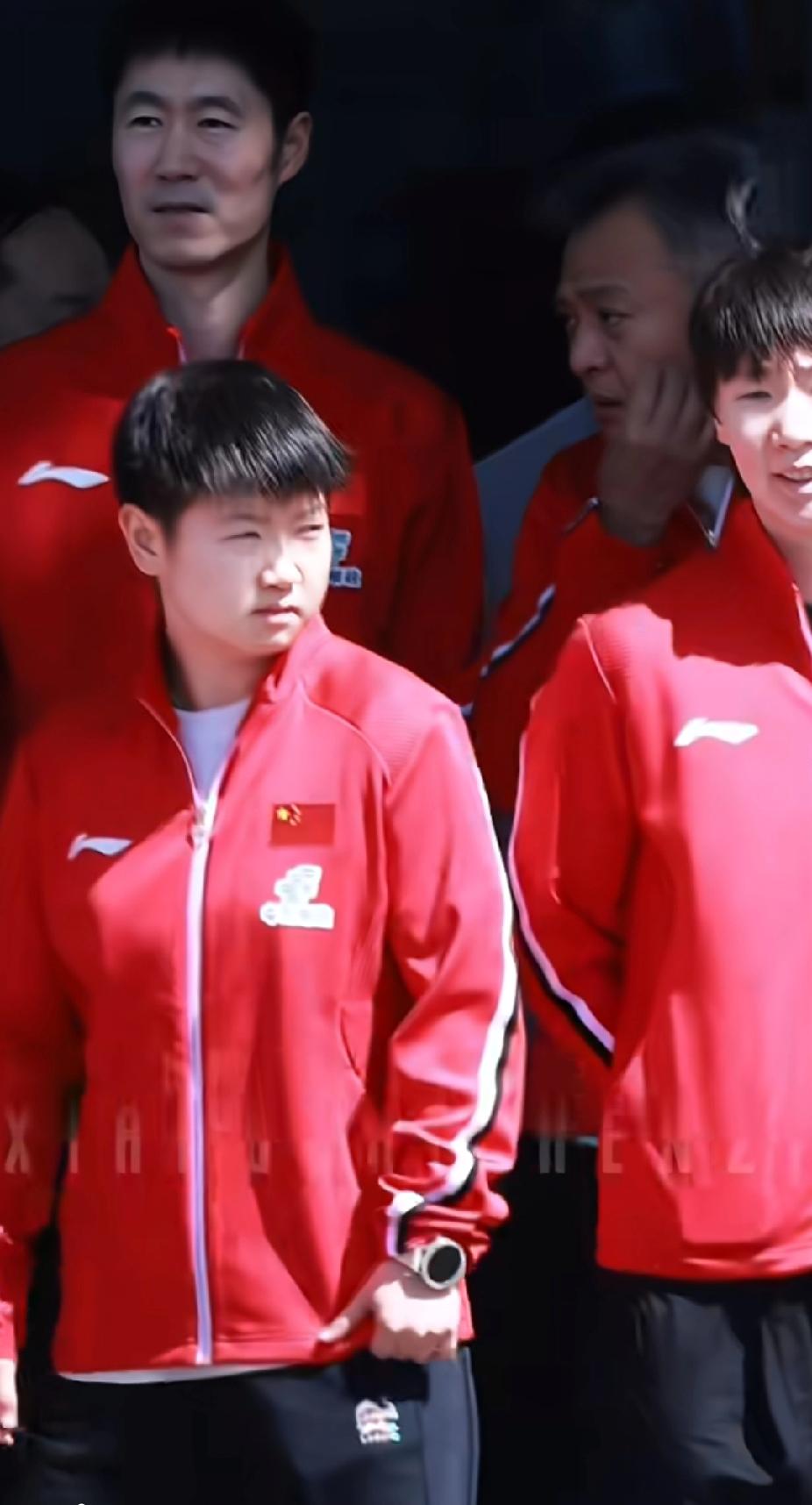 国乒出征伦敦！莎莎这小表情也太真实了刷到国乒队出征伦敦前的路透，真的被孙颖