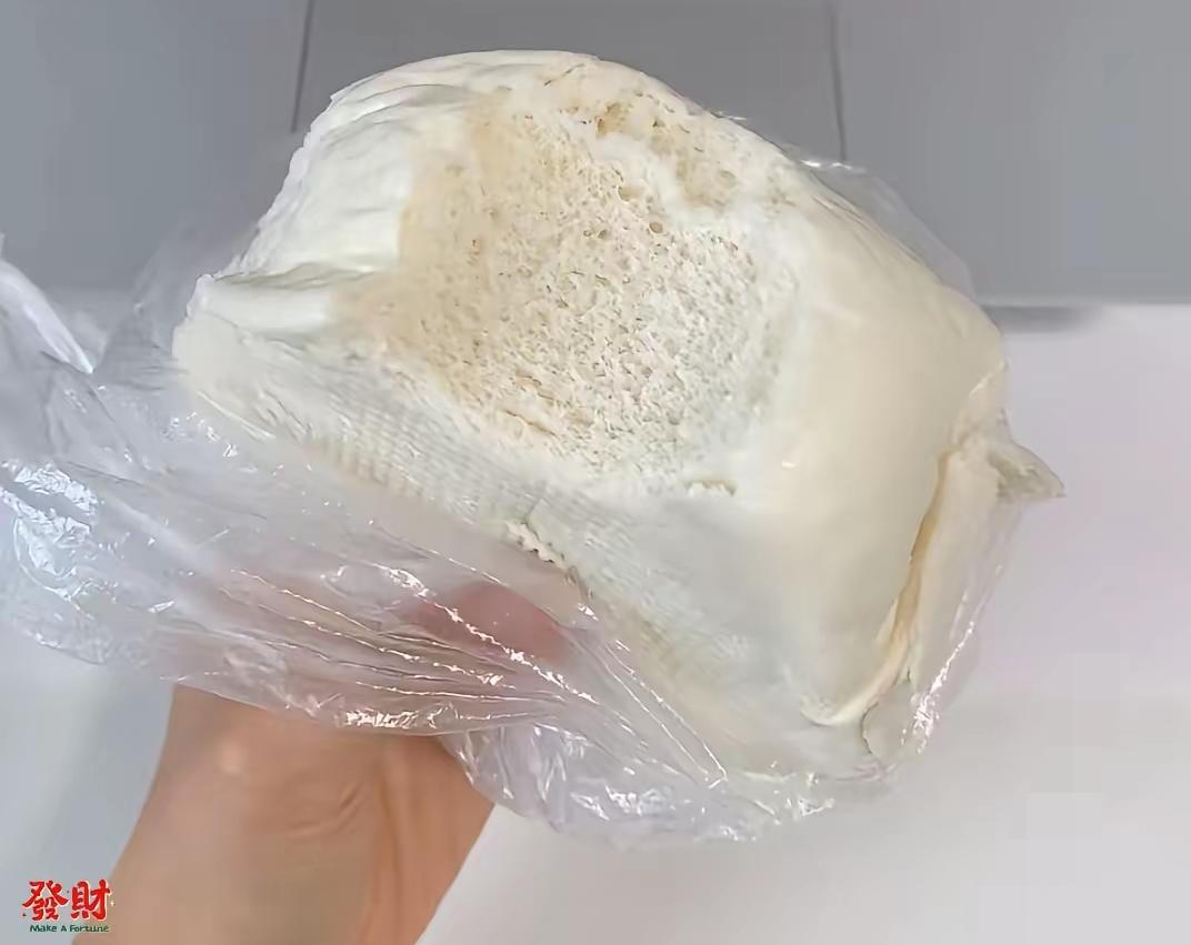 42岁的存款底气​我今年42岁，手里攒下了62万。每月雷打不动存6000，上班