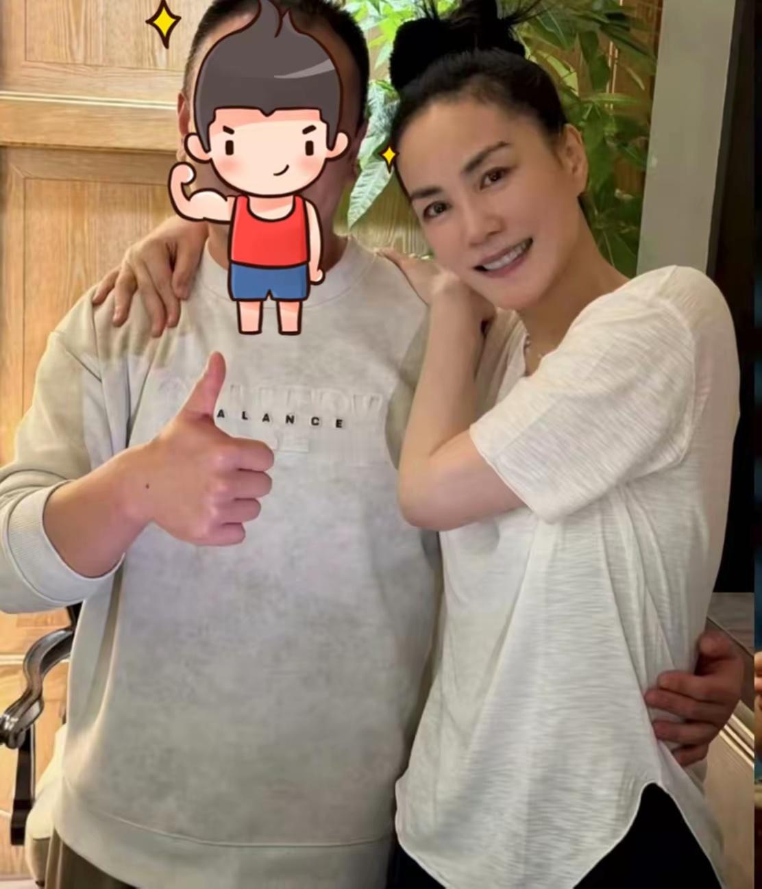 王菲与男友人聚餐，合照姿势太亲密，网友：是谢霆锋会吃醋的程度