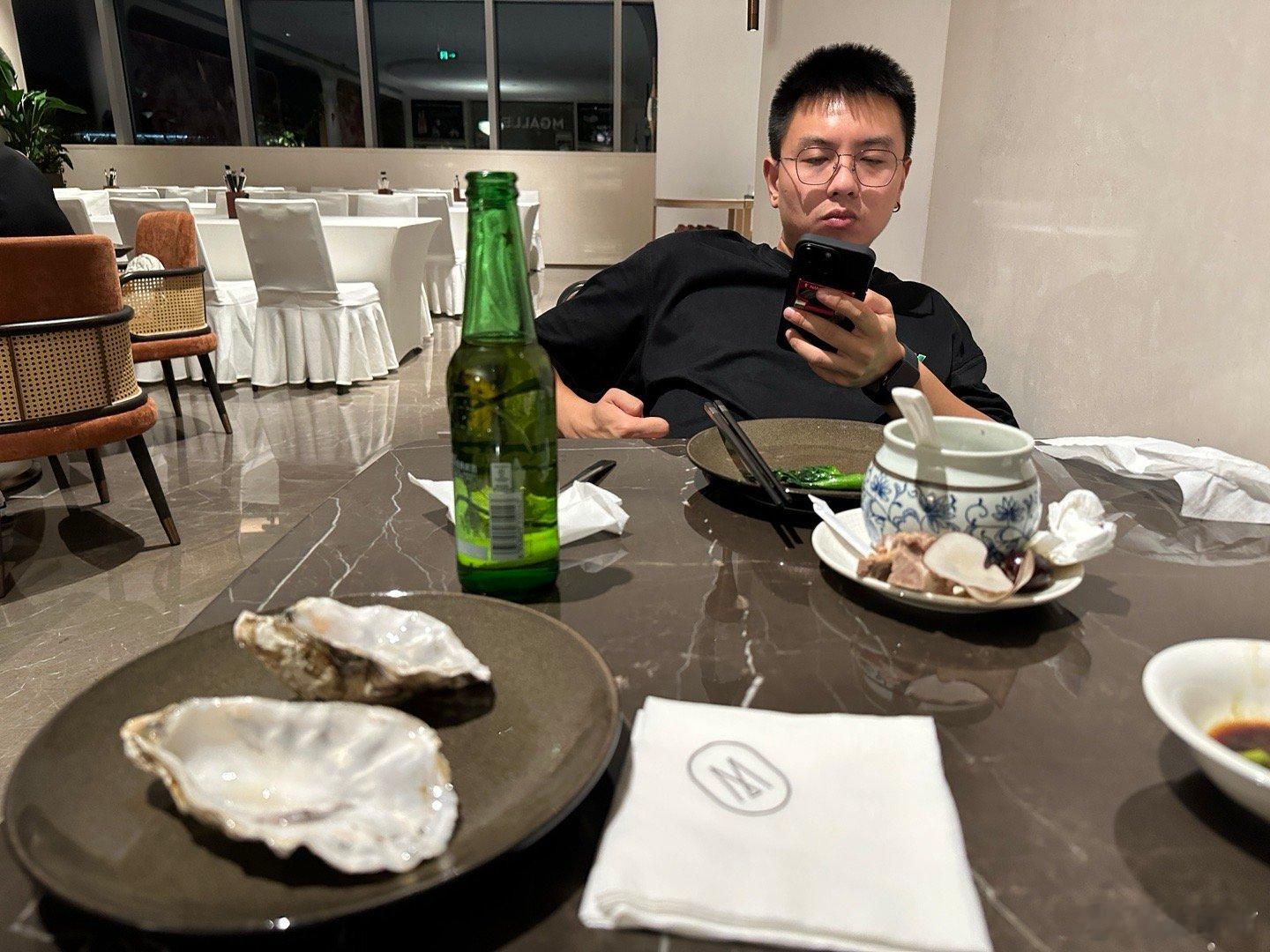 吃完两只生蚝,这家伙突然跟我说,重阳节就是两个男人过的节,艹……