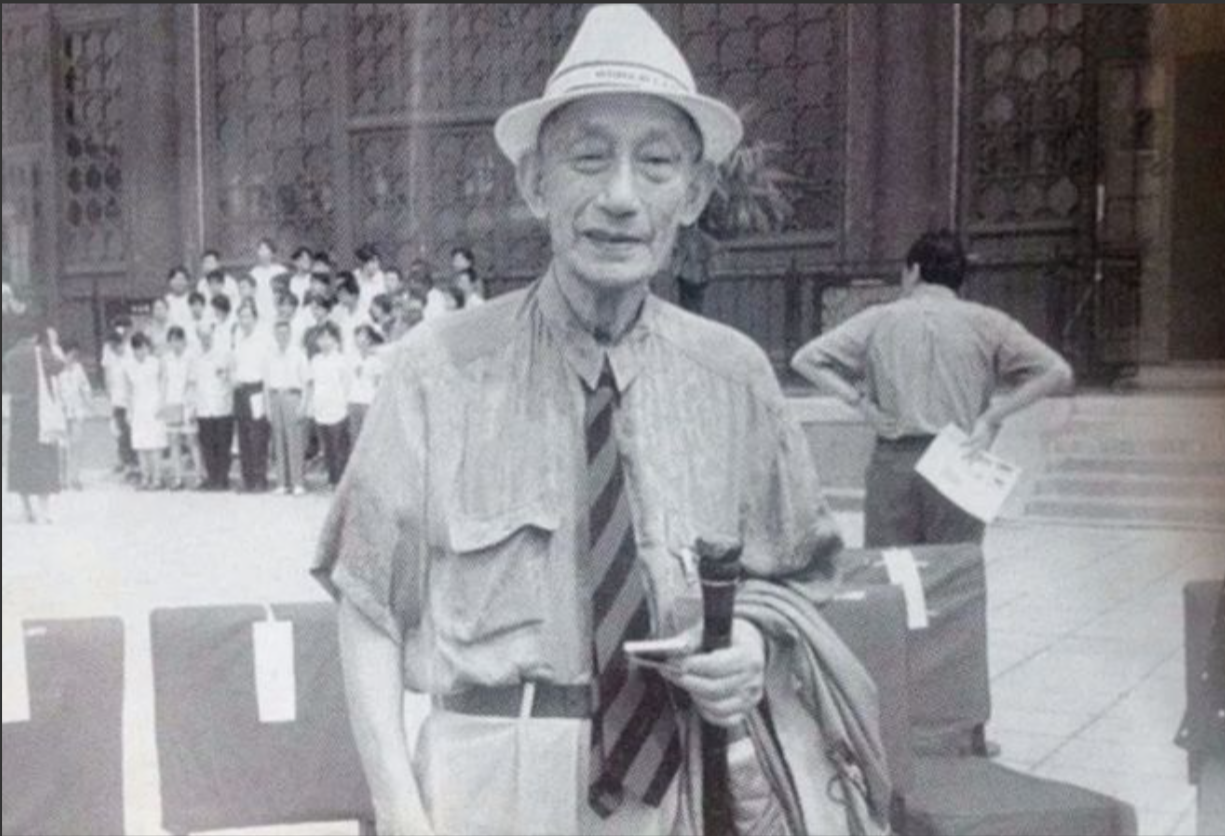 1985年的一天，文强来到原国民党军长郑庭笈的家里作客。郑庭笈是和杜聿明、宋希濂