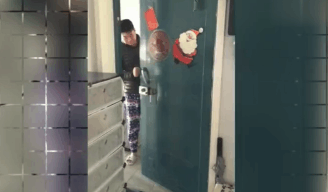 爸爸接儿子回家, 用双层袋子拎着, 生怕孩子摔着, 儿子: 等你老了我也拎着你