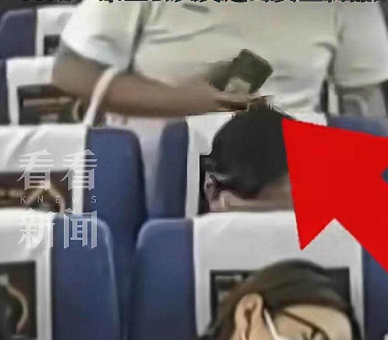 这位乘客的心还真的挺大一辆从杭州开往连云港的高铁车厢内,一位乘客在使用笔记本办