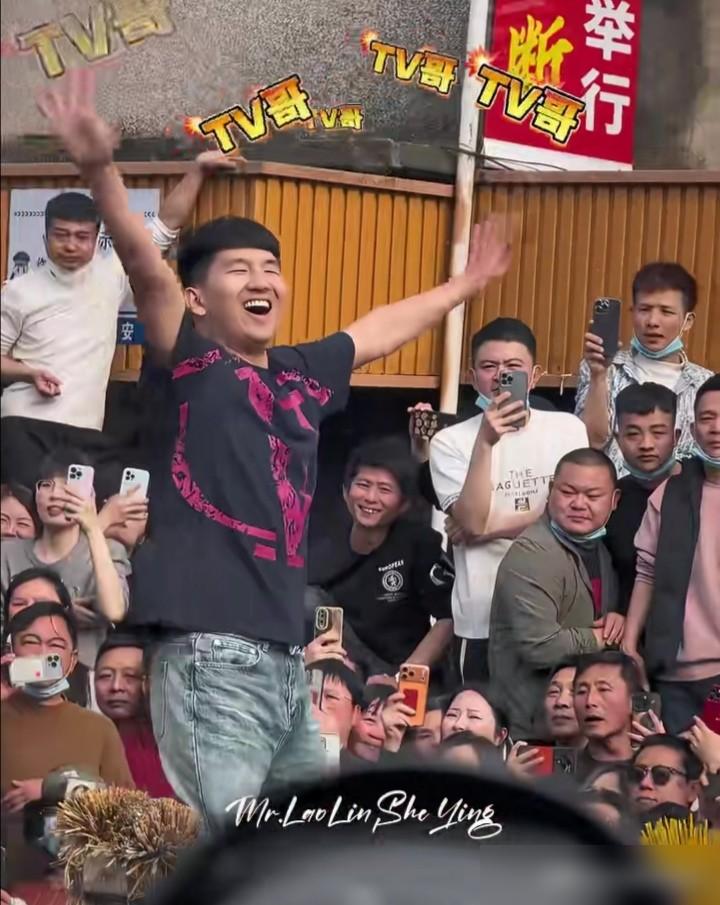 1米93游神壮汉，连续3年没人敢拖你挤在汕头盐灶的人潮里，眼睁睁看着他抬手把