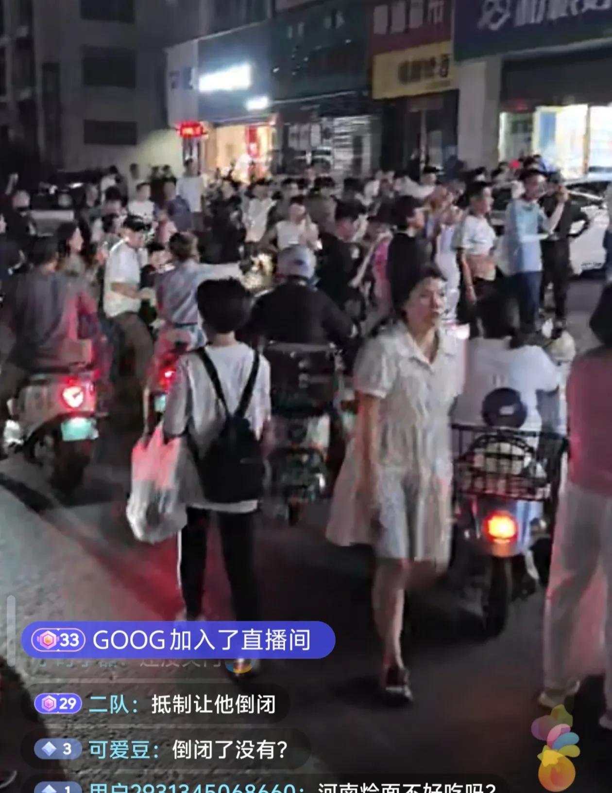 郑州饸烙面馆不出意外的成了网红直播基地！面馆里面吃饭的大概6桌左右，有人说都是老