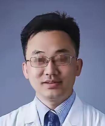 “报应来了，肖某遭报应了！”从最初面对被医院开除时的镇定，到如今医师执业证书被吊