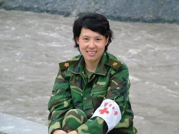 “别过去，它在骗你！”1978年，内蒙古一女军医遇到一匹冲她哀嚎的狼，她扔了一个