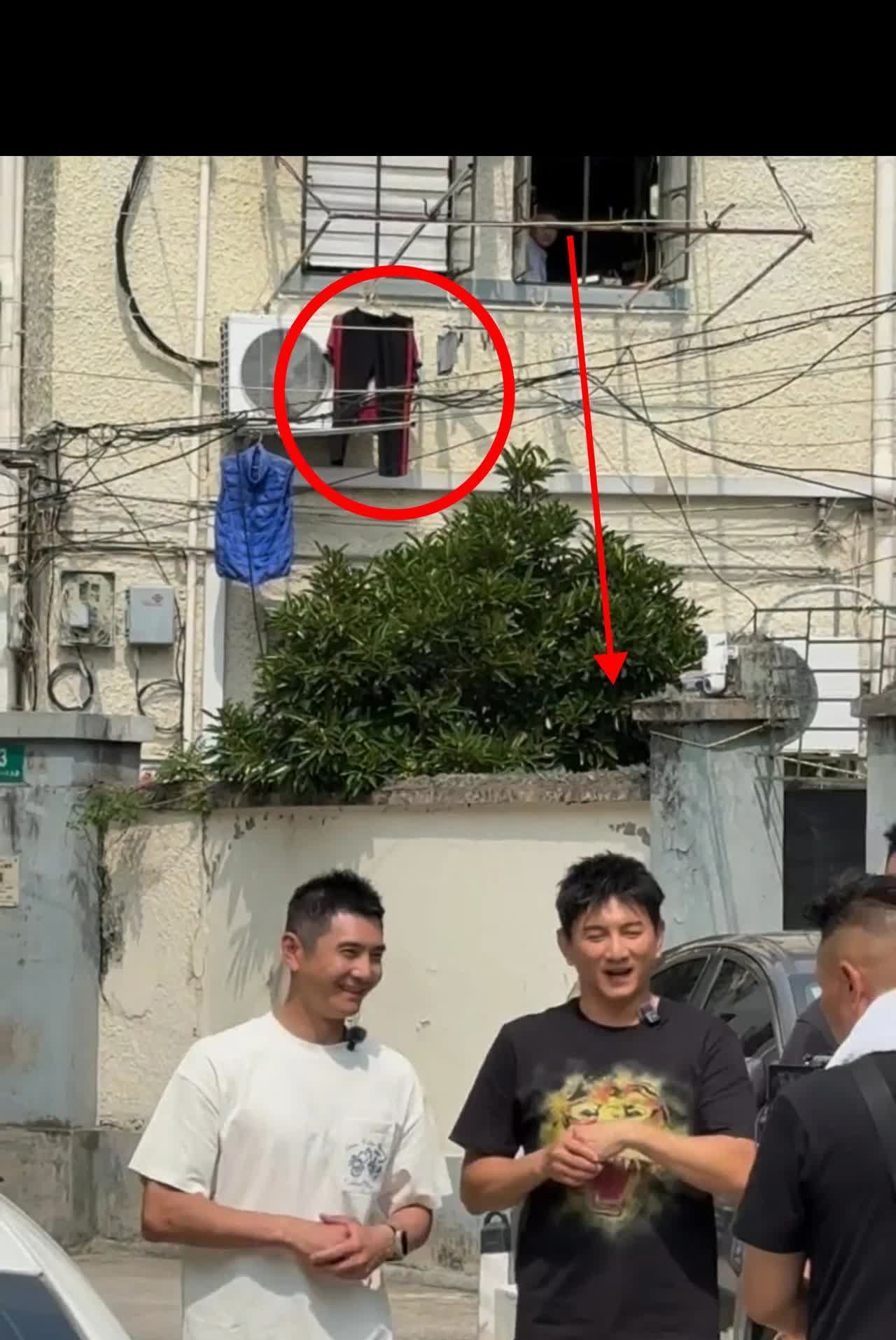 这位邻居做梦也想不到，就在她打开陈旧的窗户，开始晾衣服时，万万没想到看到