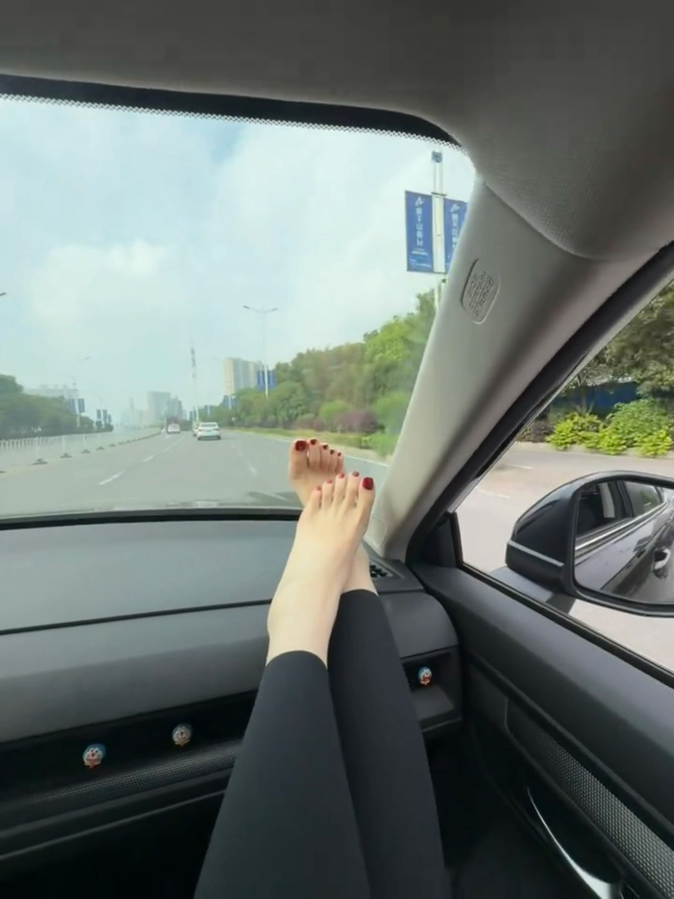 你介意副驾驶这样坐车吗