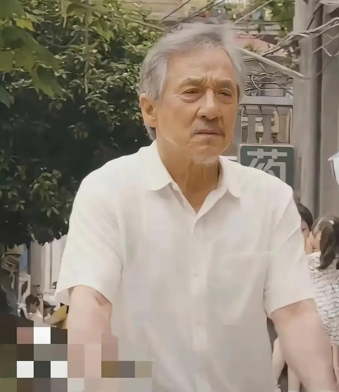 70岁成龙最怕的，是儿子不回微信他上周在北大演讲，手机突然弹出一条“爸爸早