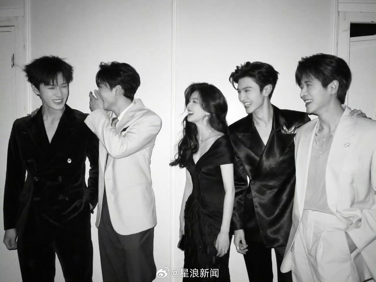 神图现场，共同点：都有白鹿。