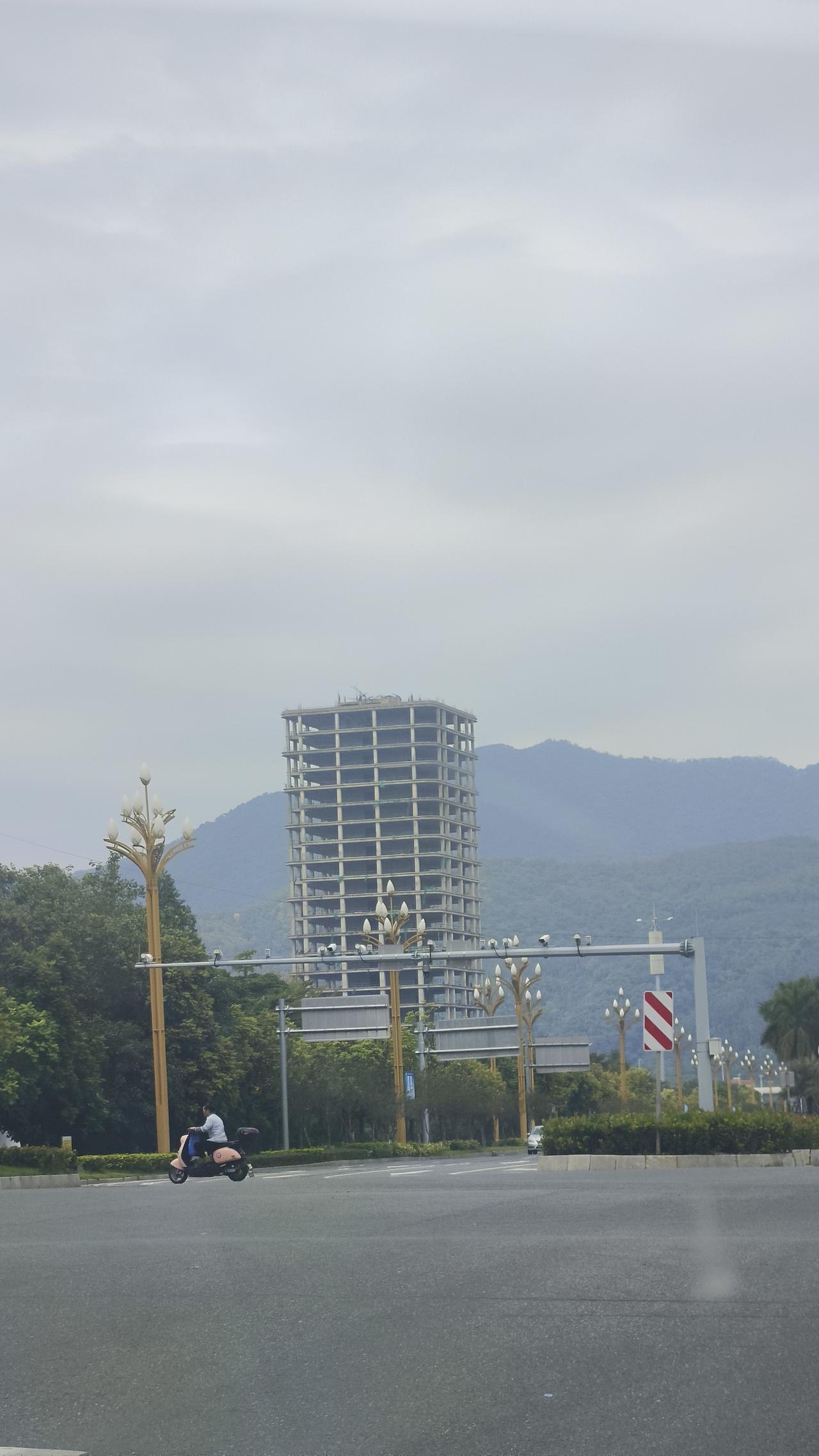 来到肇庆新区,发现好多烂尾楼,包括168米的地标建筑肇庆新区观光塔也烂尾几年了。
