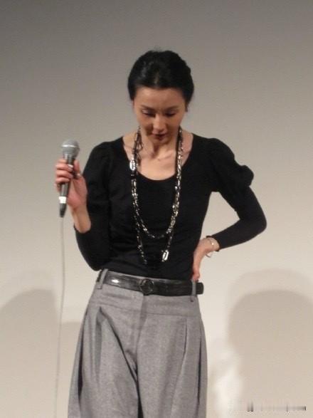 张曼玉2010年在图卢兹这场《阮玲玉》映后，她穿得真舒服又好看！简单的长T配灰色