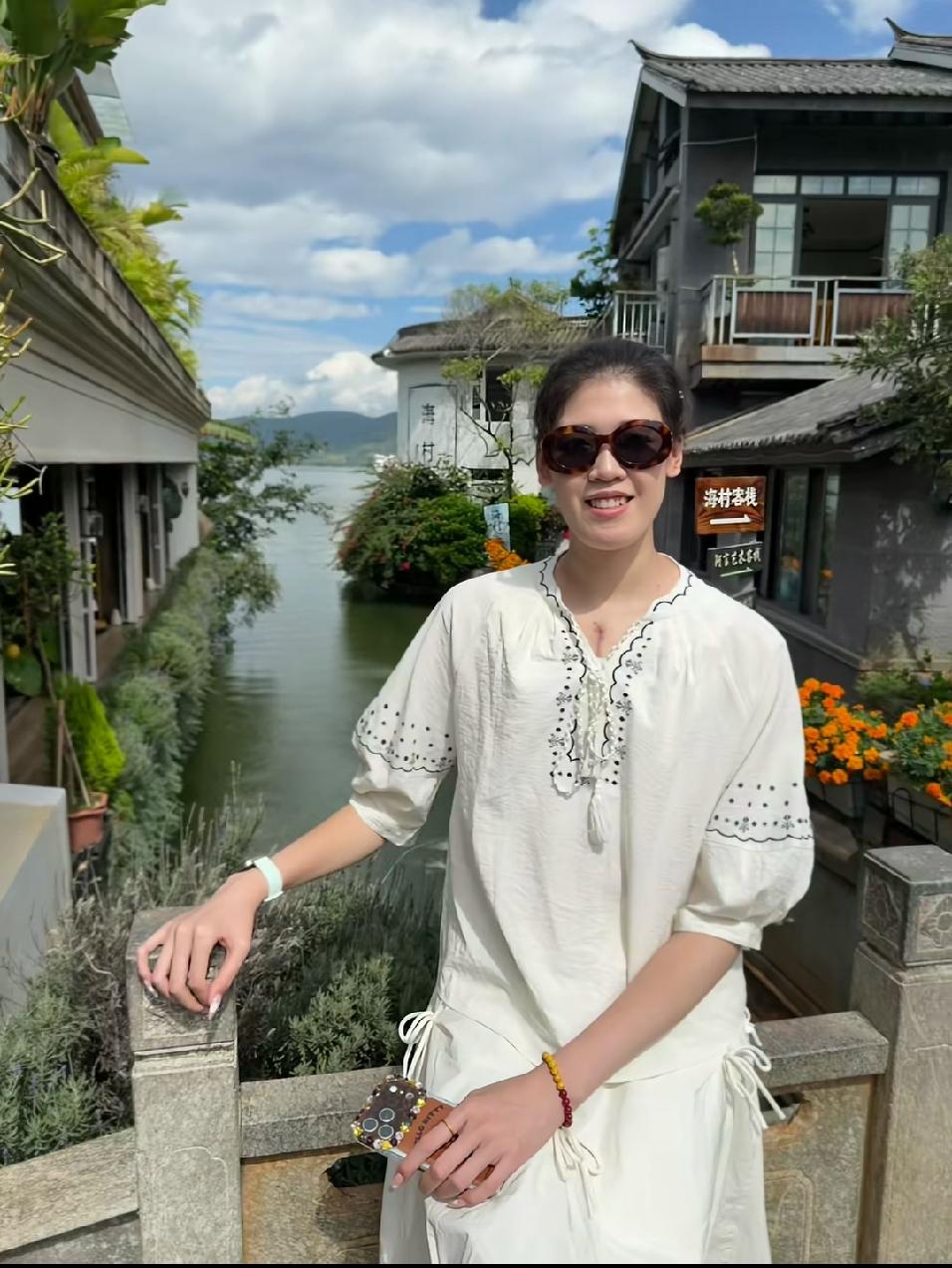 李盈莹继续旅游行程，11日来到云南双廊古镇风景区。这里风光旖旎，映衬得李盈莹分外