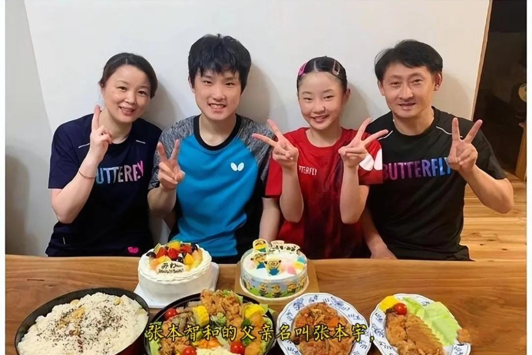 儿子夺冠，女儿也夺冠。同一天，父亲张本宇看着两个孩子站上领奖台。从执教角