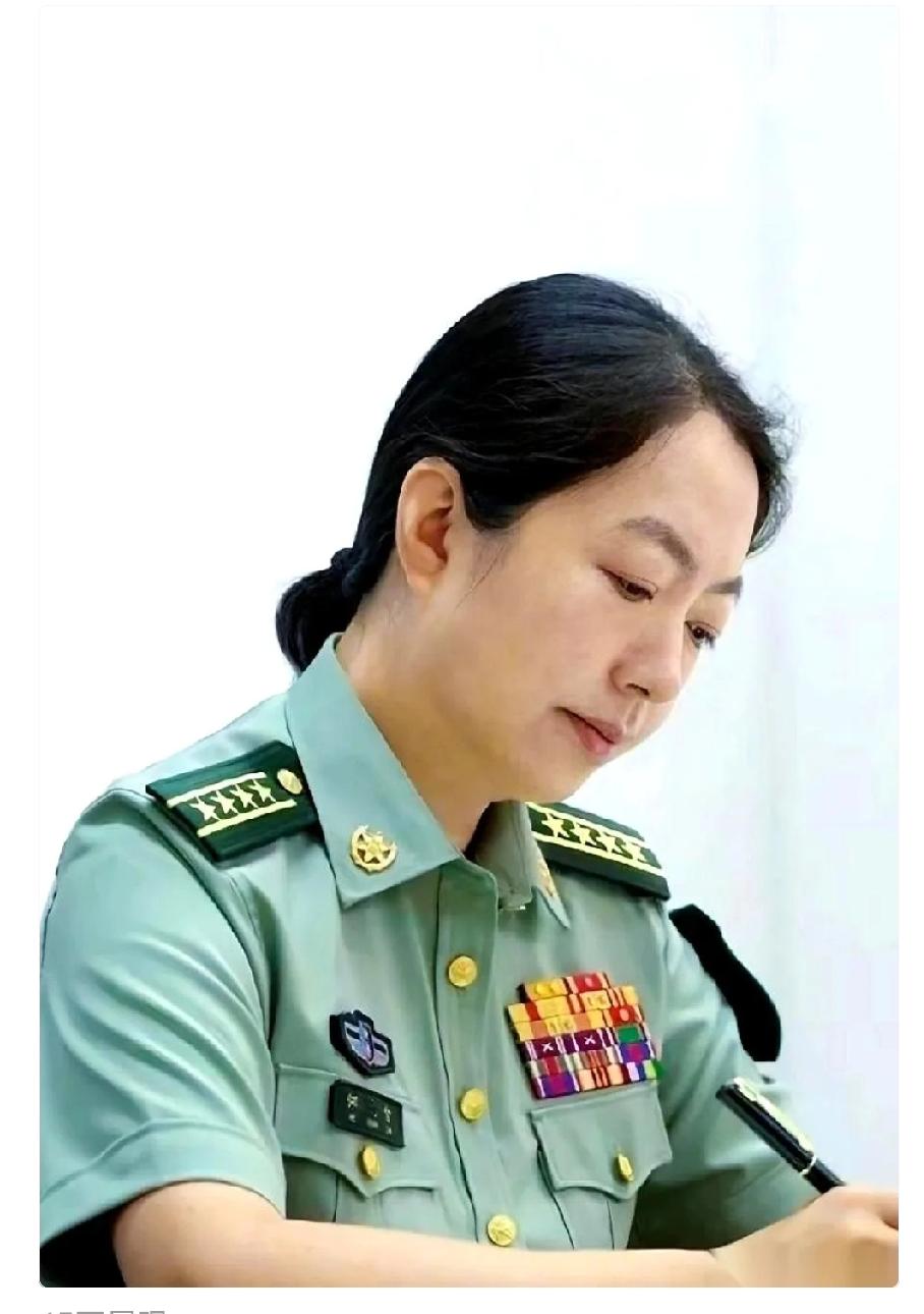 刷到一张照片，一位女大校。第一眼看肩章，两杠四星，已经很顶了。结果视线往下挪，