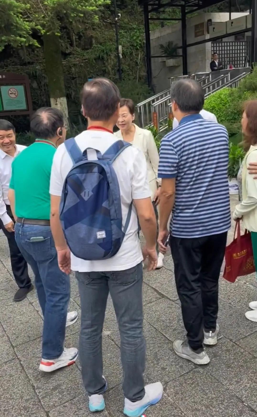 香港前特首林郑月娥在井冈山游玩，游客见到她也是非常的开心，她还一一跟那些游客握手