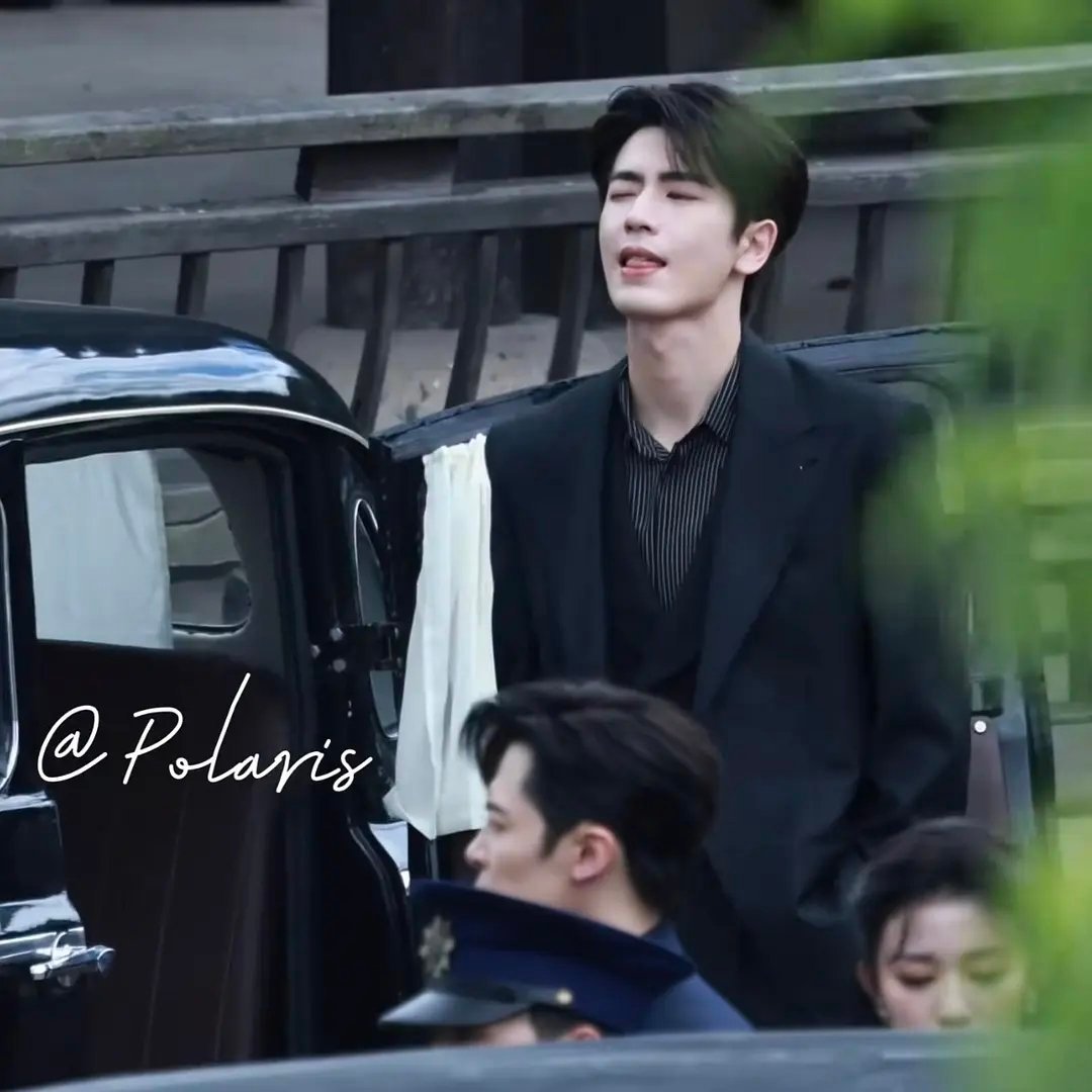 没人觉得张凌赫神态越来越油了吗？