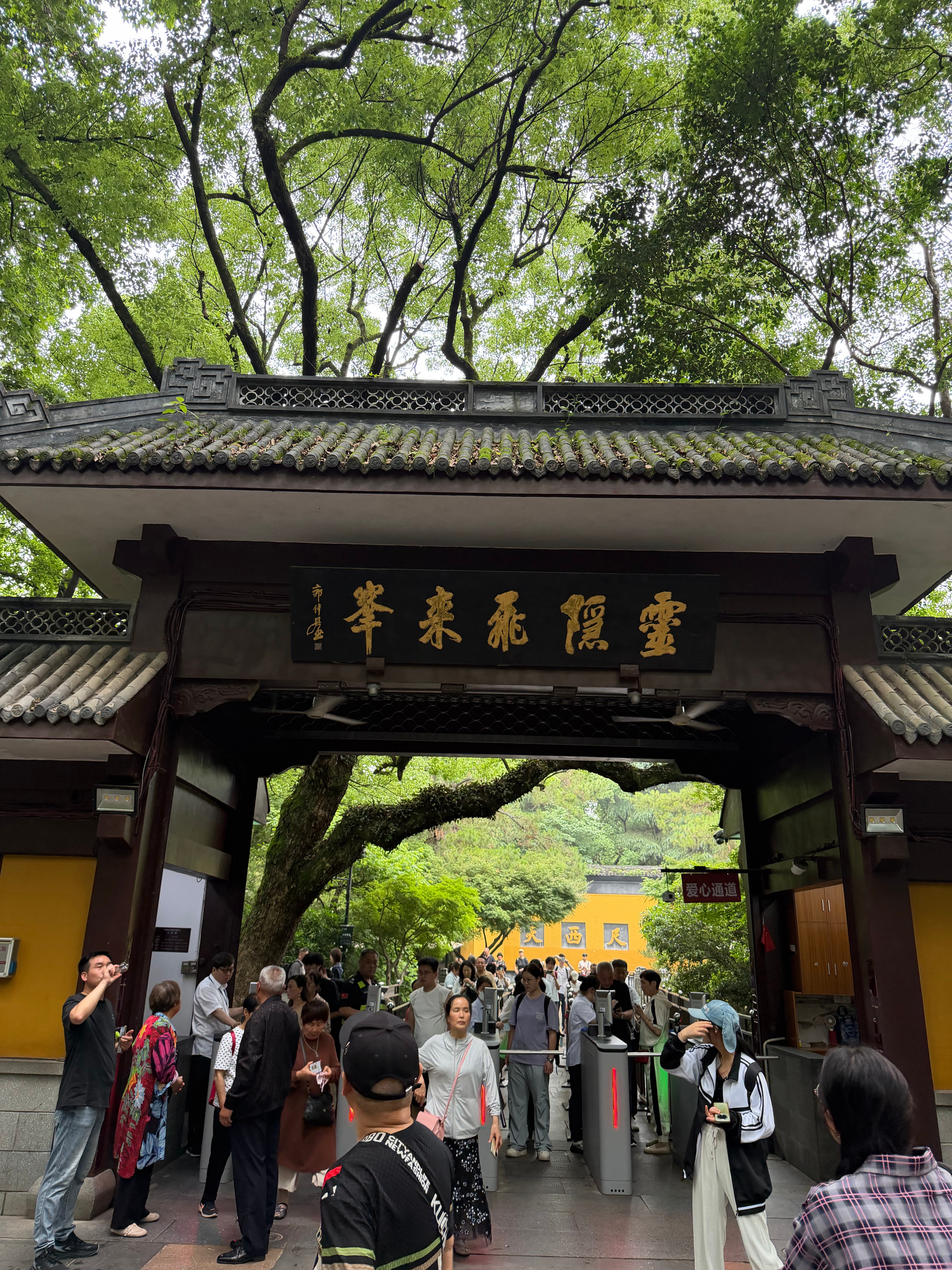 灵隐寺与飞来峰名字的完整由来两个名字都源自东晋印度高僧慧理和尚的同一句话，距今已