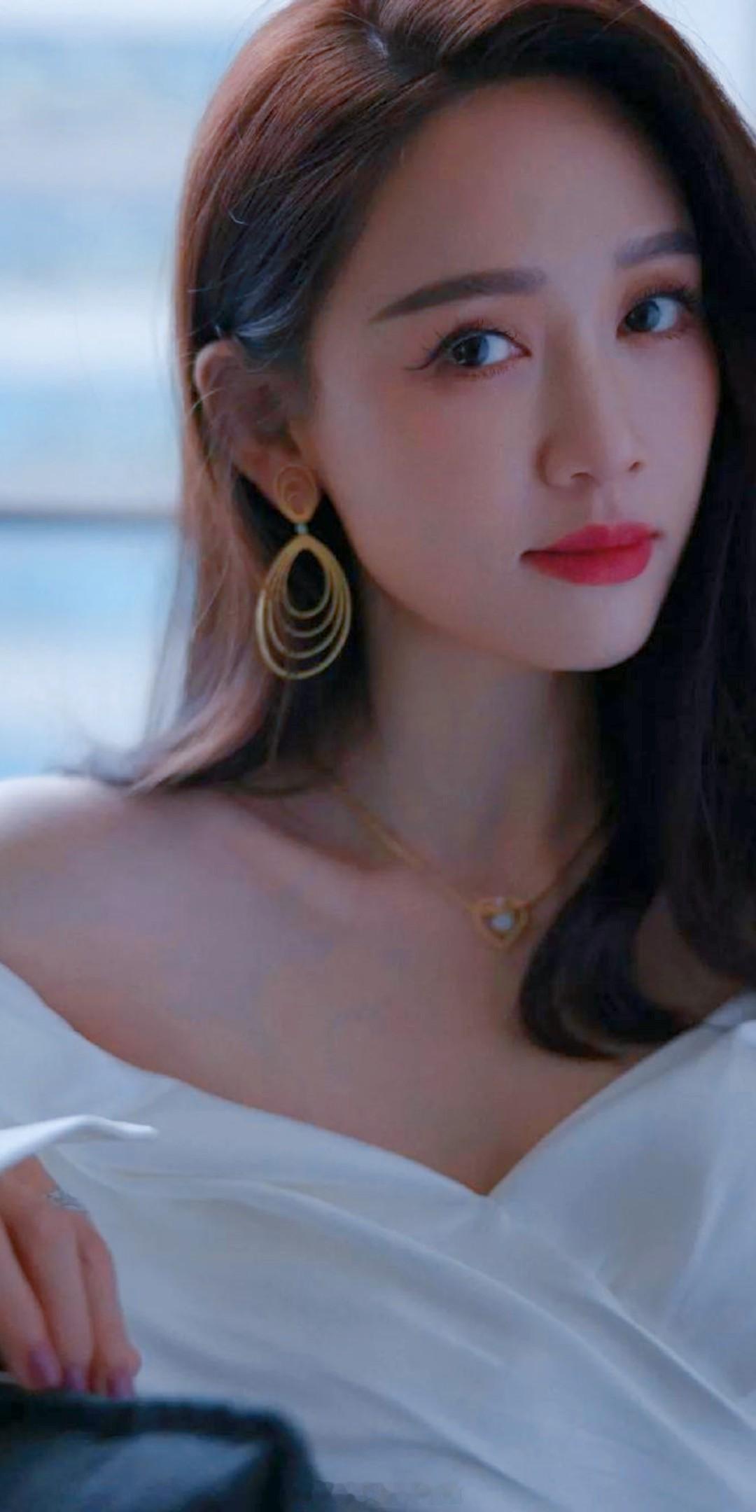 陈乔恩白色抹胸裙优雅写真