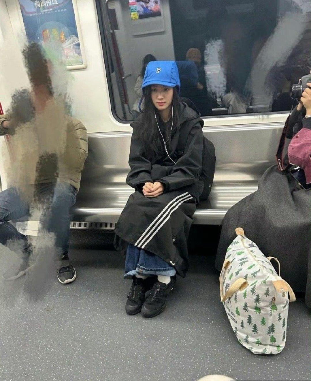 路人碰到卢昱晓，嚯，女明星竟独自坐地铁，真接地气！