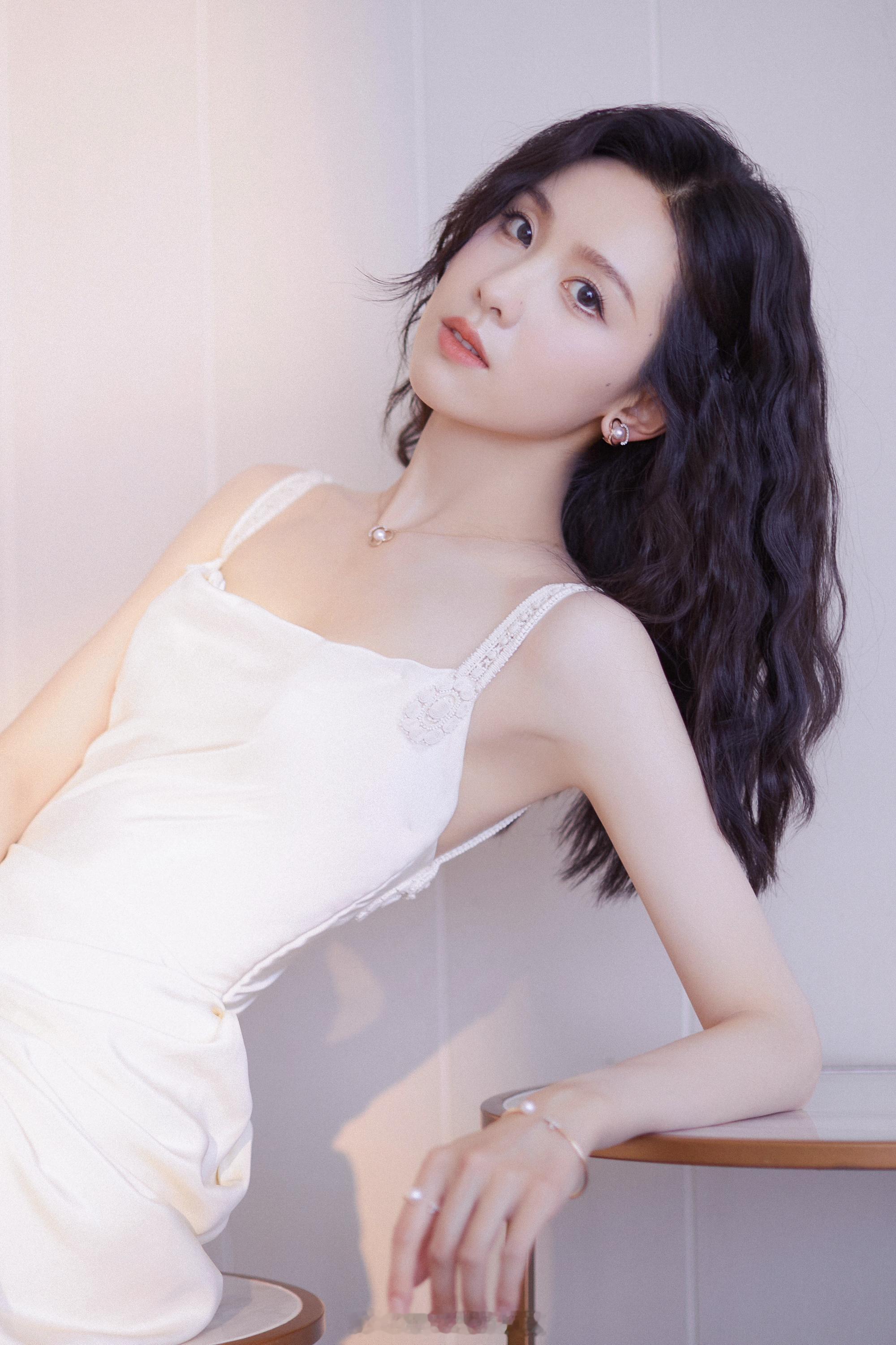 陈都灵白色吊带裙温婉柔美​​​