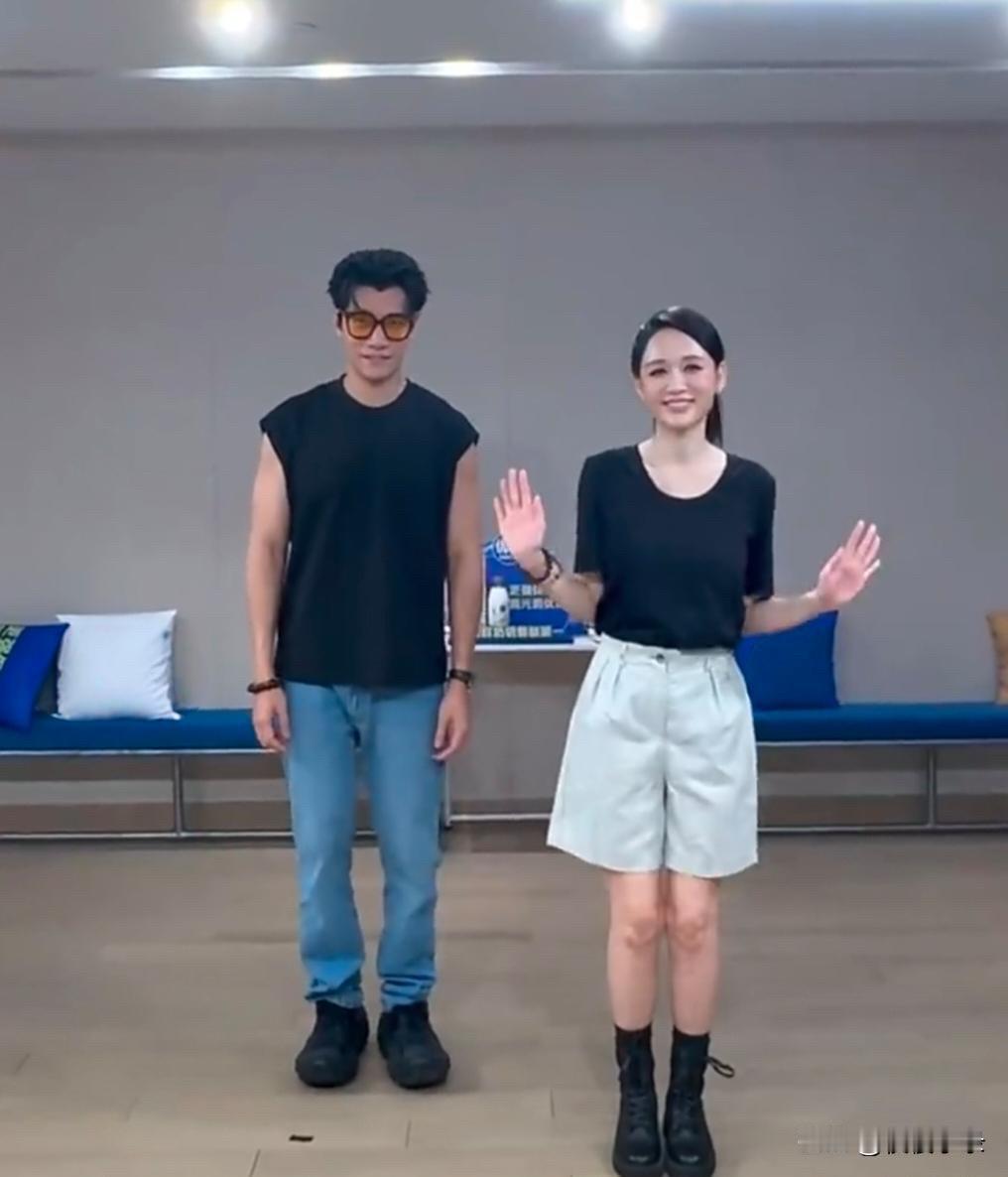 陈乔恩和老公艾伦一起跳女团舞，她看起来好少女，外表太年轻了，身材也很好，夫妻俩非