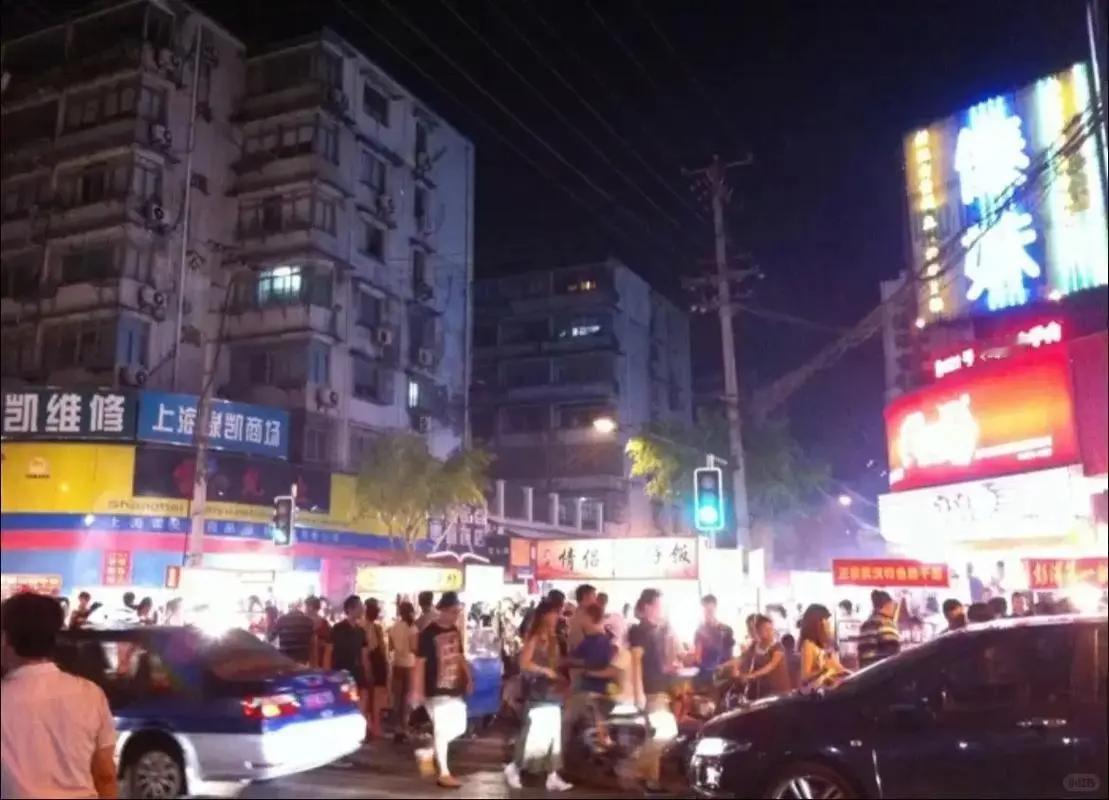 上海现在已经没有路边摊了。其实倒不是上海人不爱吃路边摊。老早路边摊头