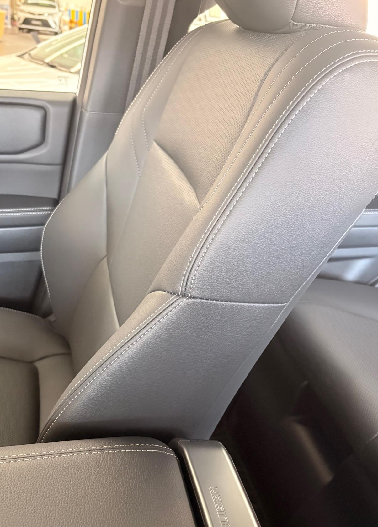 其实我发现，现在汽车的优惠力度这么大，4S店卖车是没有很赚钱，也就是利润不是很大