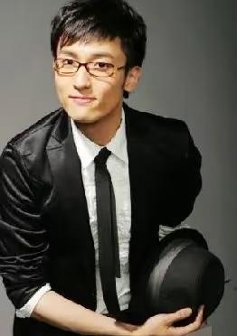 王传君拿了奖，没喊口号，没谢导演，先说“我配不上”。他站在台上，像躲光的人，突